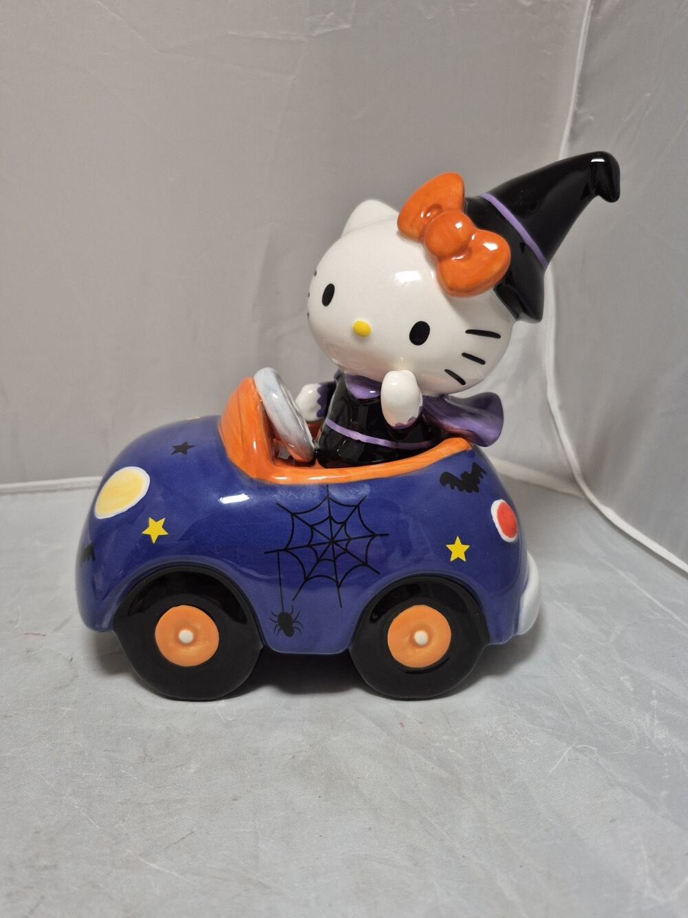 💥 Hello Kitty Blue Sky Halloween Mobile Ceramic Witch in Purple Car Orange Bow